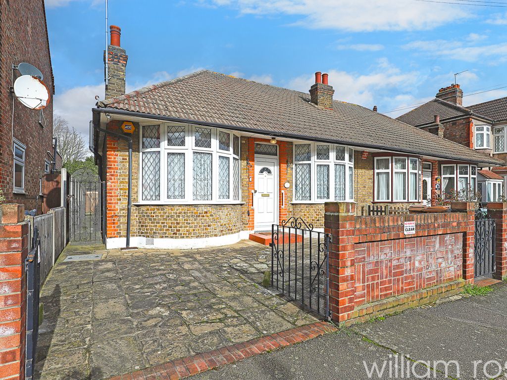 3 bed semidetached bungalow for sale in Hampton Road, Chingford