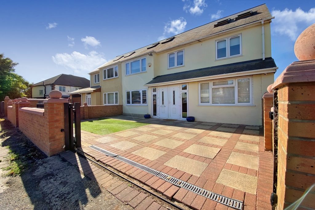 6 bed semidetached house to rent in Fairway Avenue, West Drayton