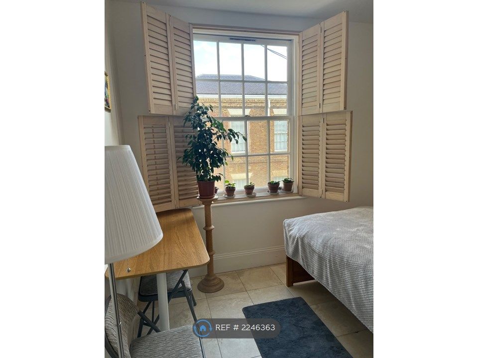 Room to rent in Princess Park Manor, London N11, £950 pcm Zoopla