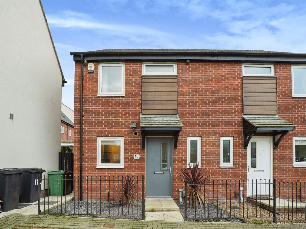 3 bed semidetached house for sale in Parkside Court, Seacroft, Leeds