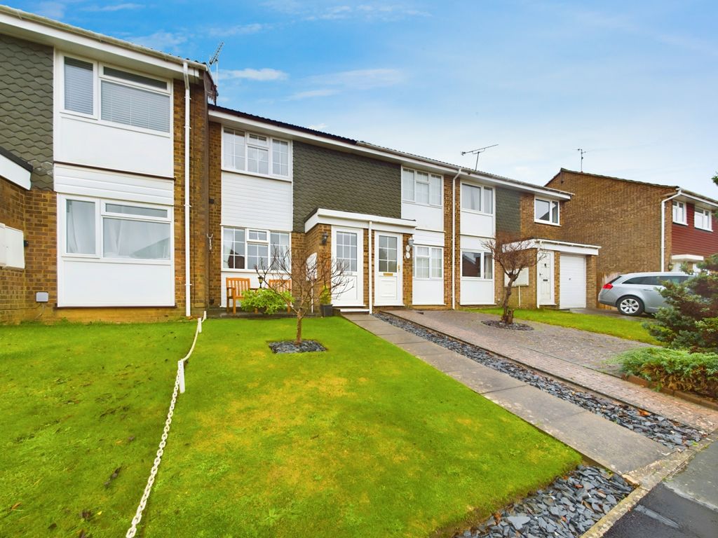 2 bed terraced house for sale in Barnsnap Close, Horsham RH12, £350,000