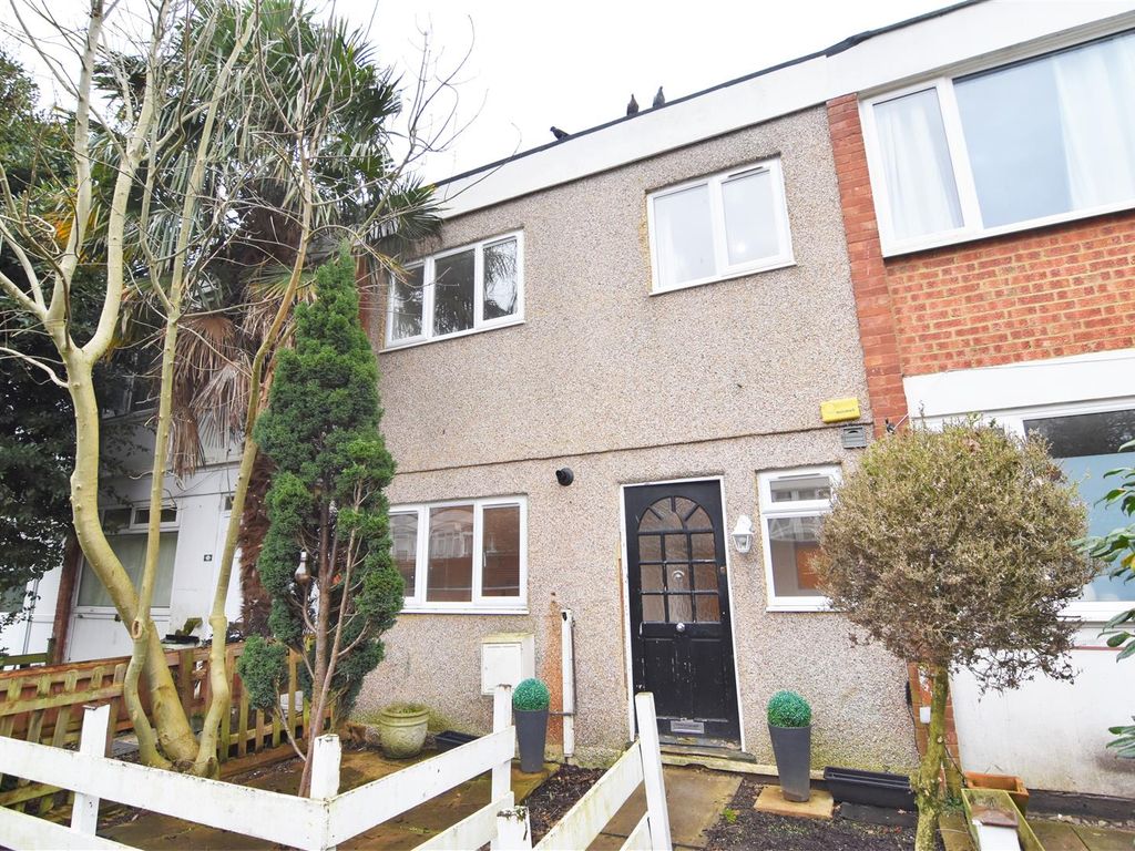 5 bed property to rent in Swanwick Close, Roehampton, London SW15, £