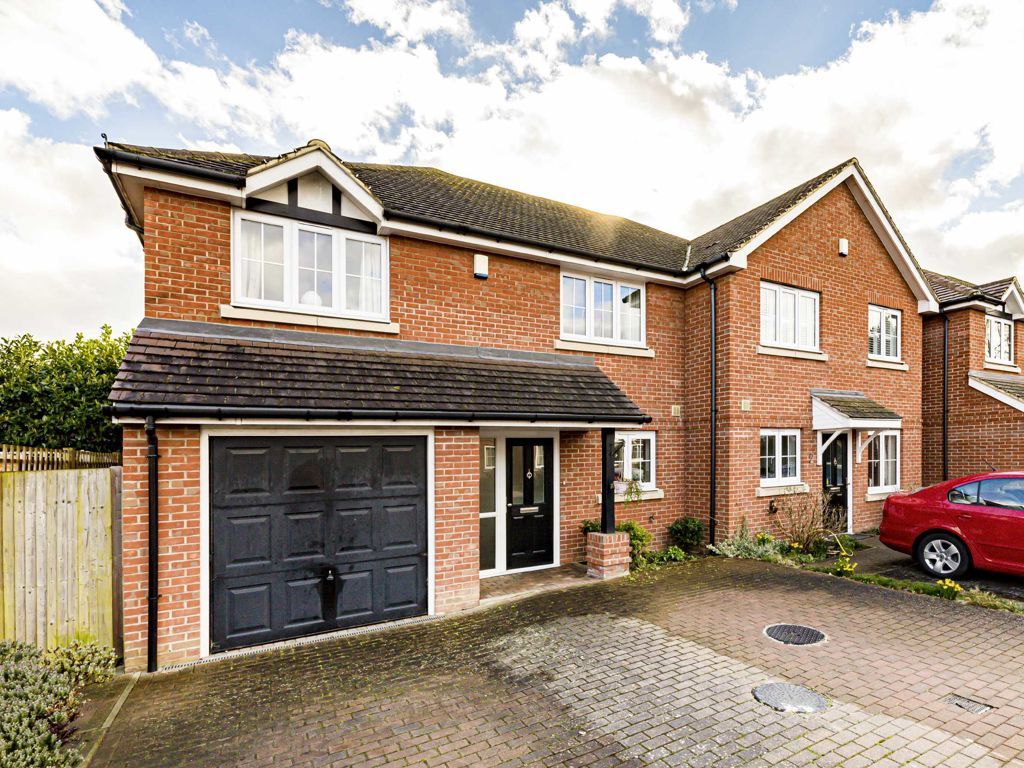 4 bed semidetached house to rent in Rosemead Close, Surbiton KT6, £