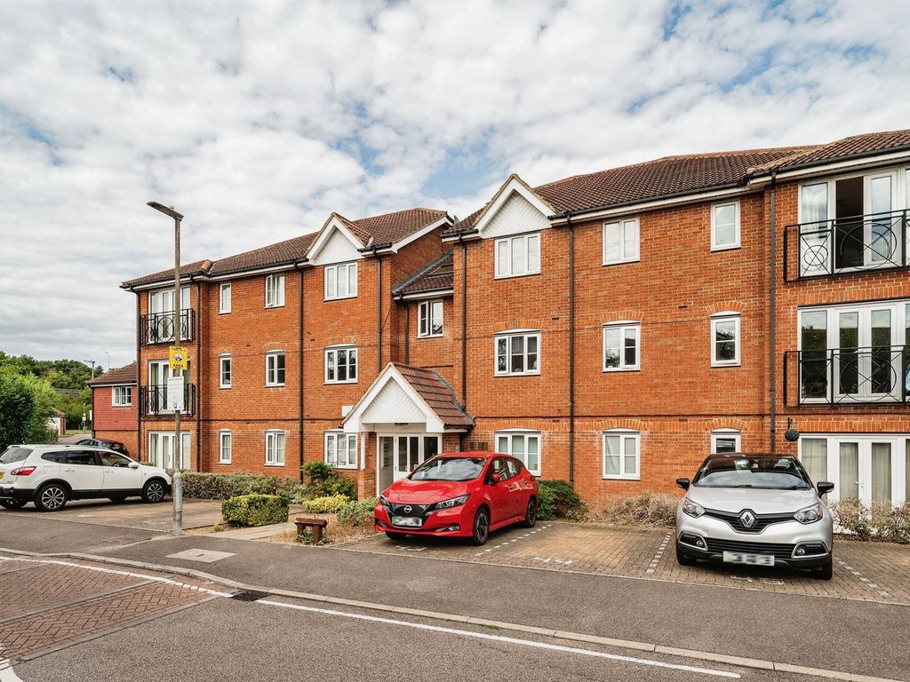 2 bed flat to rent in Winnipeg Way, Broxbourne EN10, £1,400 pcm Zoopla