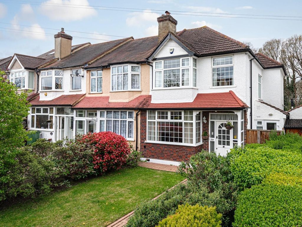 3 bed end terrace house for sale in Stoneleigh Avenue, Worcester Park