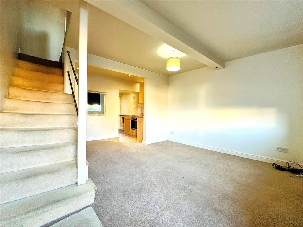 1 bed terraced house to rent in Wakefield Road, Huddersfield HD5, £595