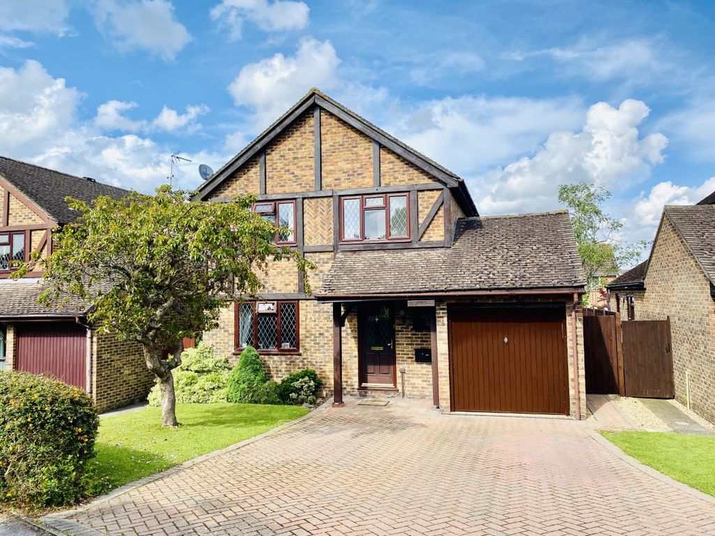 4 bed detached house for sale in Hazel Coppice, Hook RG27 Zoopla