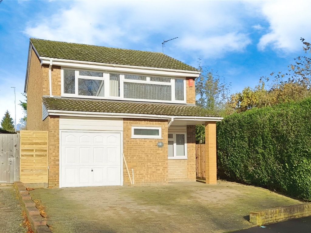 4 bed detached house for sale in Chalfont Close, Hemel Hempstead, Hertfordshire HP2, £525,000