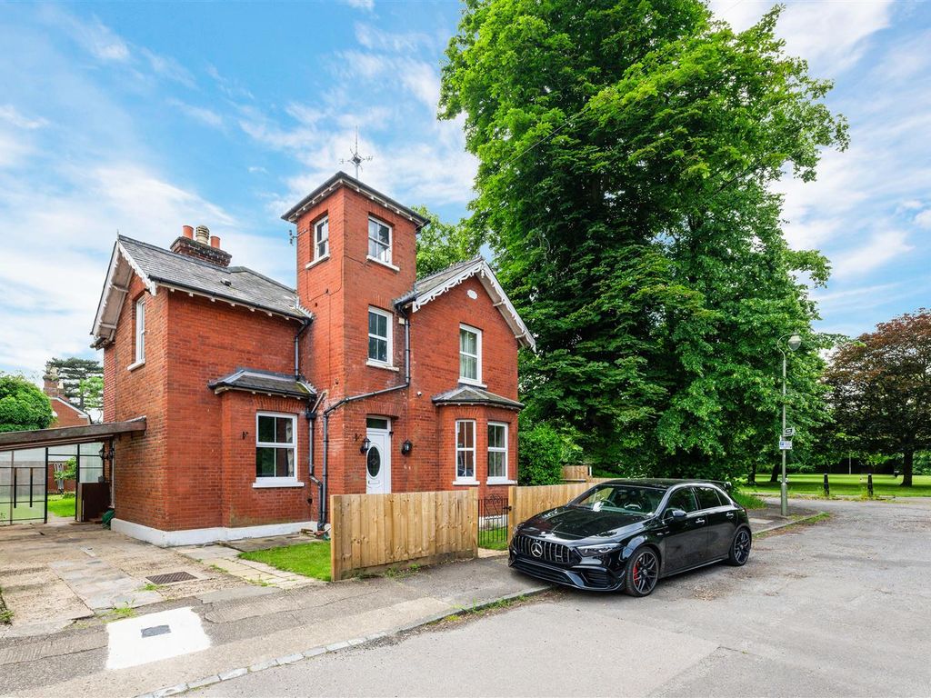 2 bed for sale in Ladbroke Road, Epsom KT18, £450,000 Zoopla