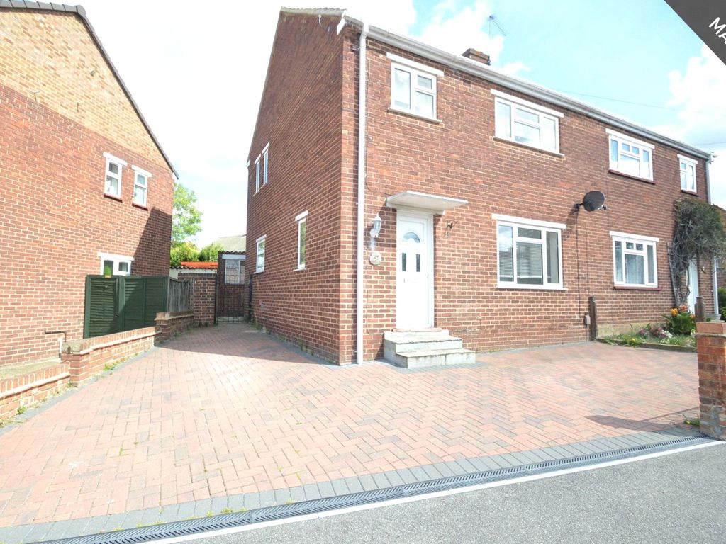 3 bed semidetached house to rent in Badger Close, Maidenhead