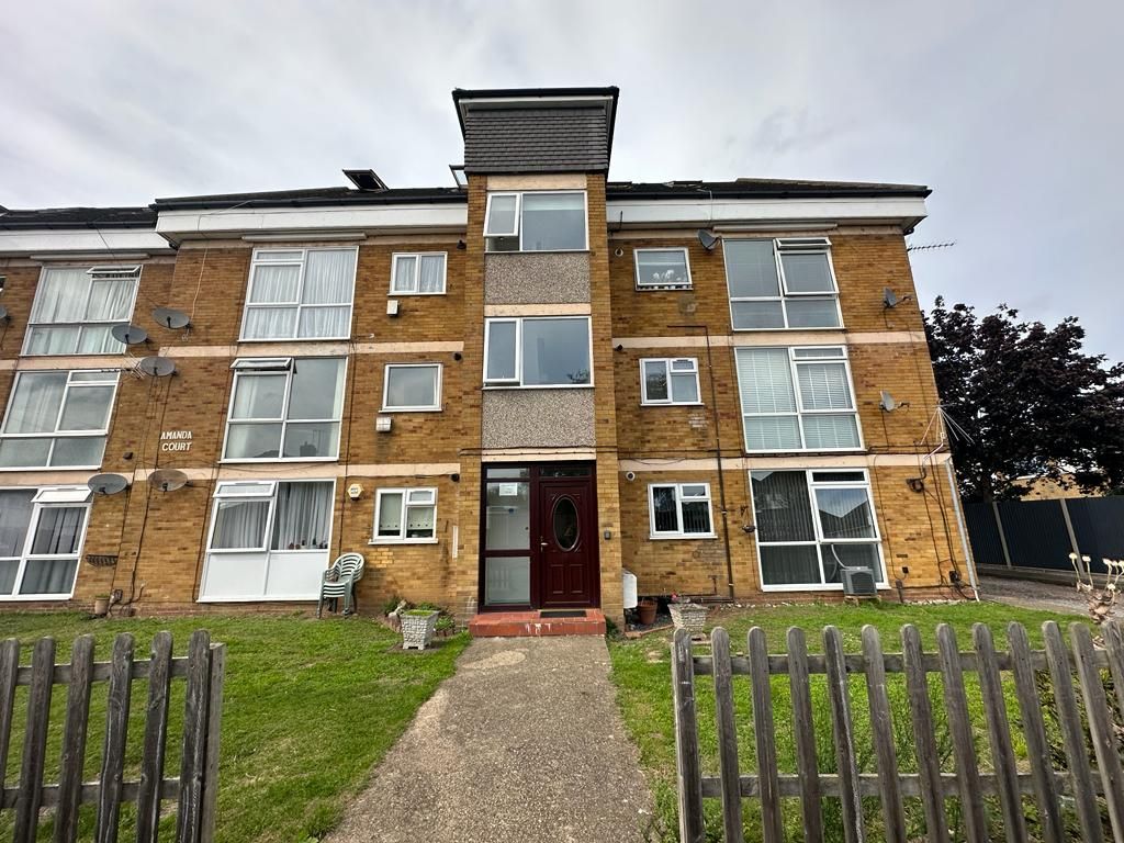 2 bed flat to rent in Amanda Court, Edward Way, Ashford TW15, £1,500