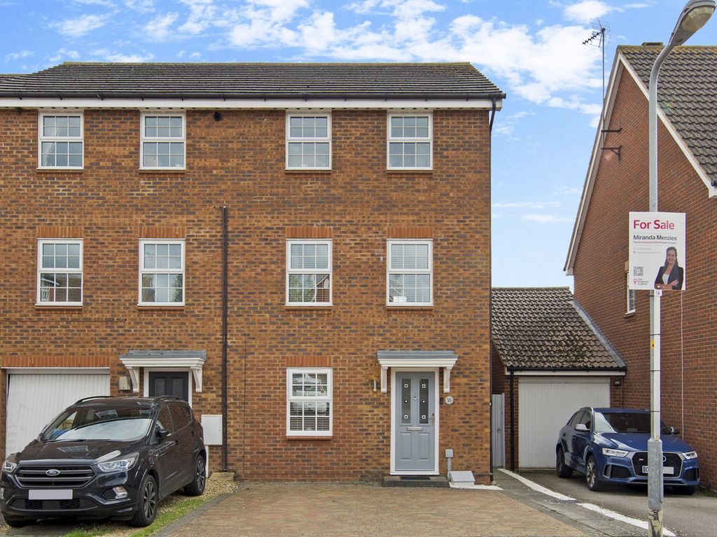 3 bed town house for sale in Wheatfield Drive, Northants NN15, £285,000