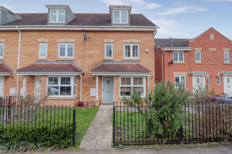 4 bed terraced house for sale in Sunningdale Way, Gainsborough DN21, £