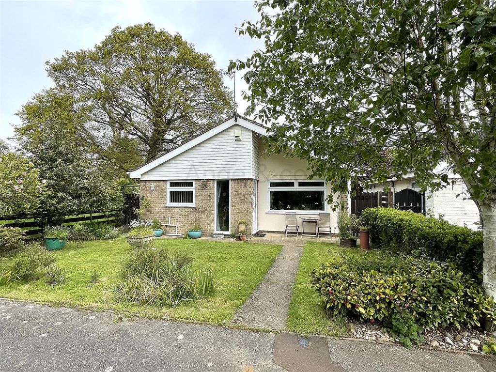 3 bed detached bungalow for sale in Cotman Close, Gunton, Lowestoft NR32 Zoopla