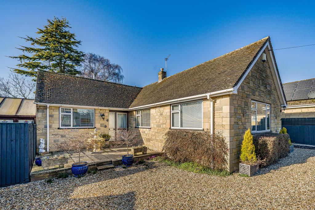 3 bed detached bungalow for sale in Busby Close, Stonesfield, Witney