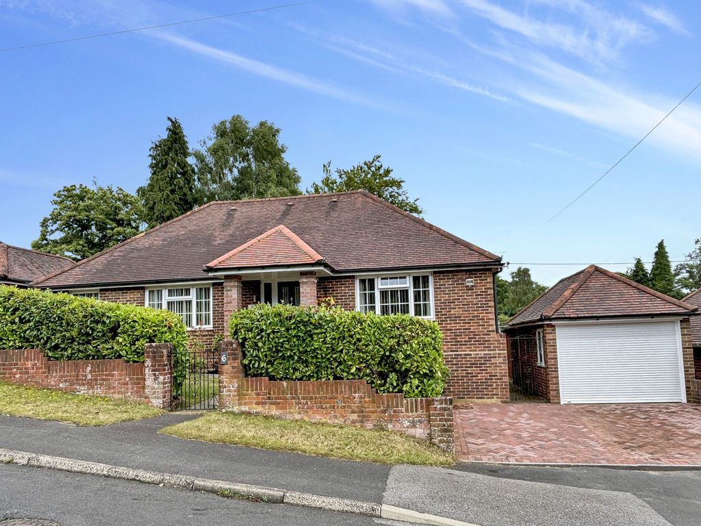 4 bed bungalow for sale in Southern Road, West End, Southampton SO30, £