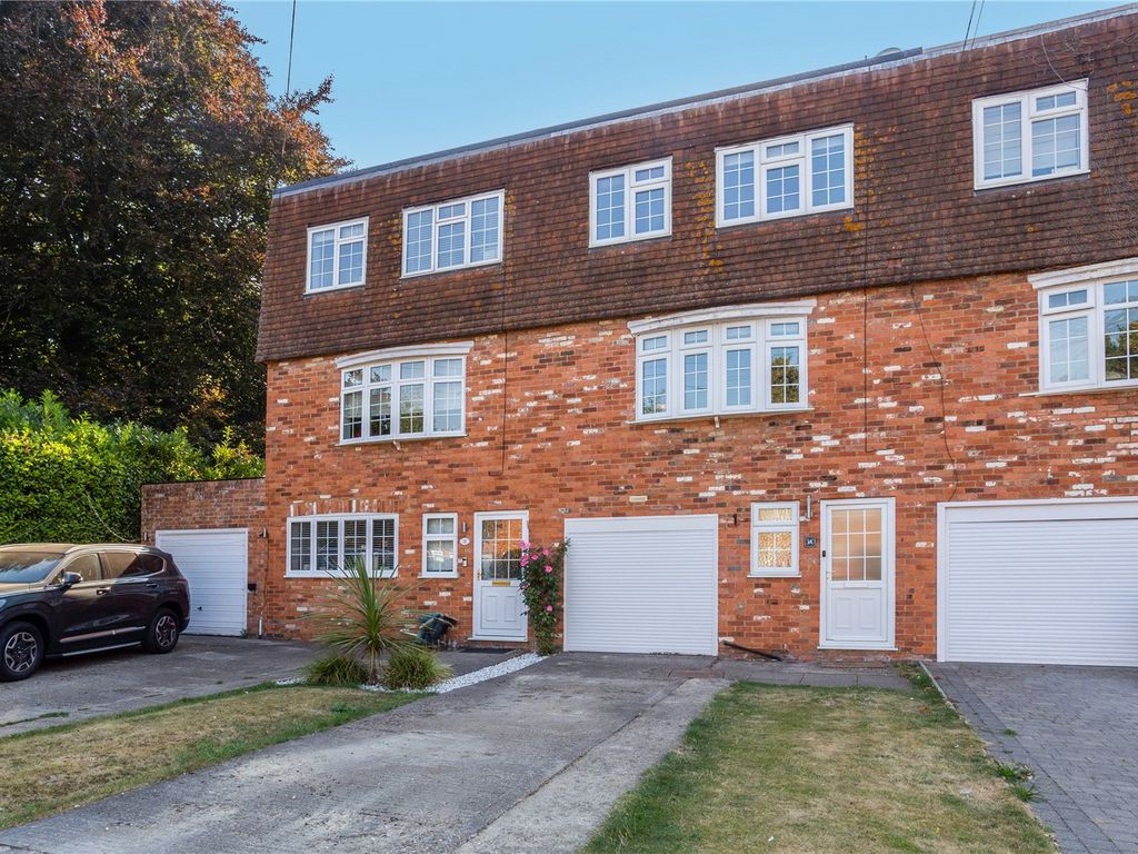 4 bed terraced house for sale in Fieldhead Gardens, Bourne End