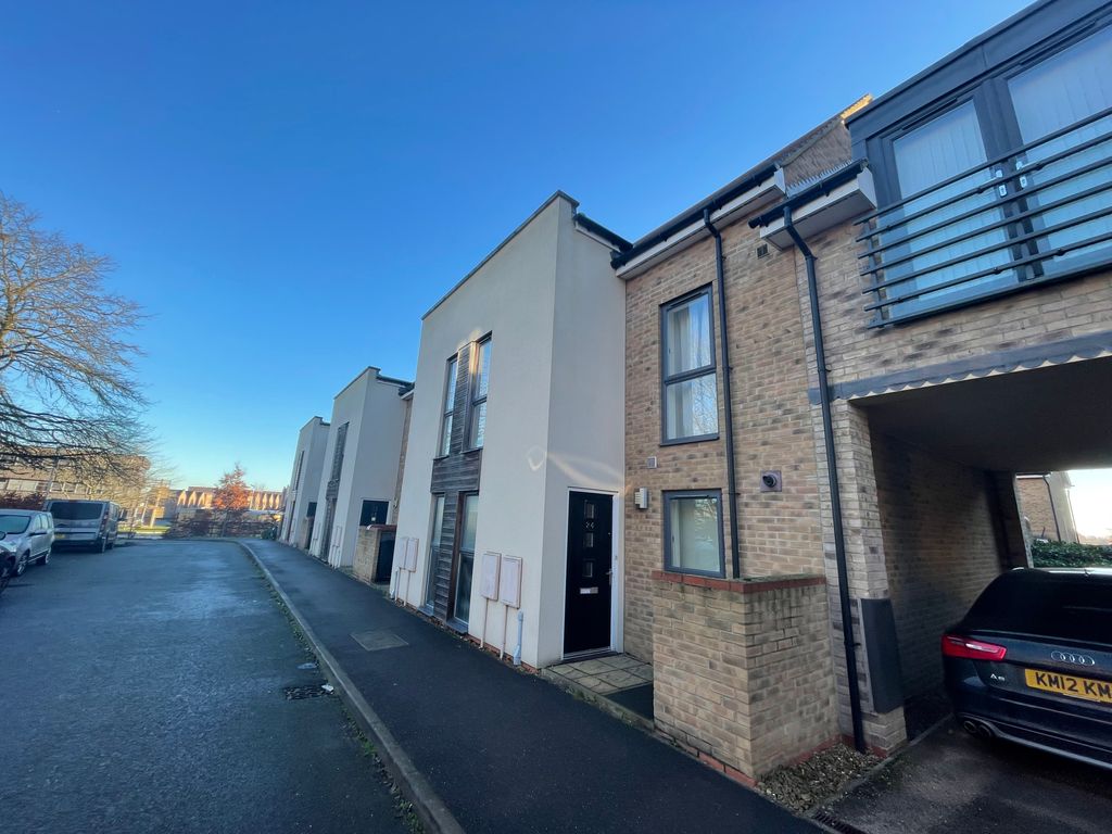 4 bed town house to rent in Yeoman Drive, Kings Court, Cambridge CB3, £