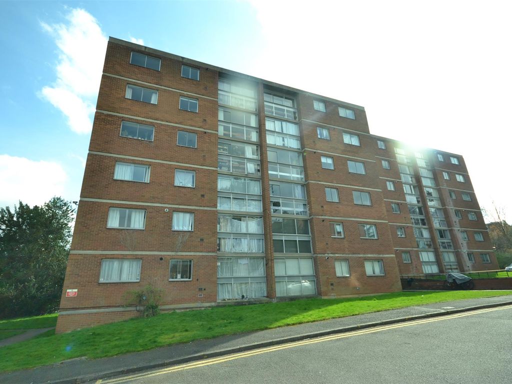 2 bed flat for sale in Lyndwood Court, Stoughton Road, Leicester LE2, £