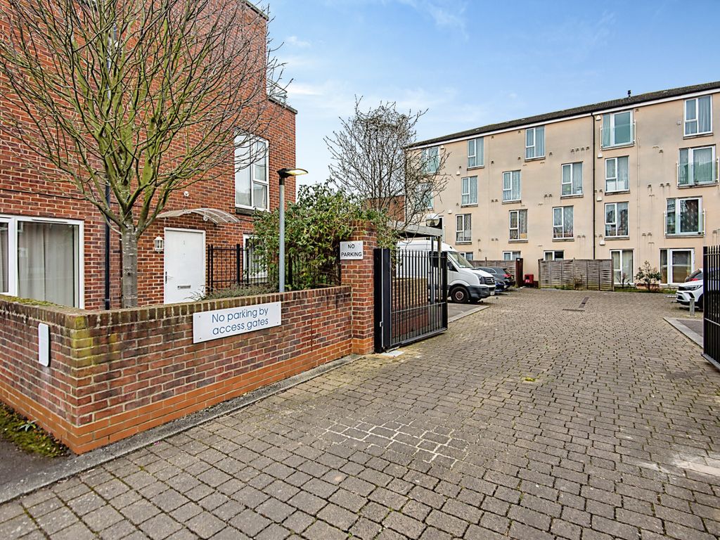 2 bed flat for sale in Heath Road, Hounslow TW3 Zoopla