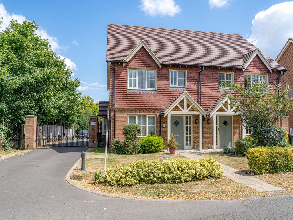 3 bed semidetached house for sale in Cemetery Lane, Kennington