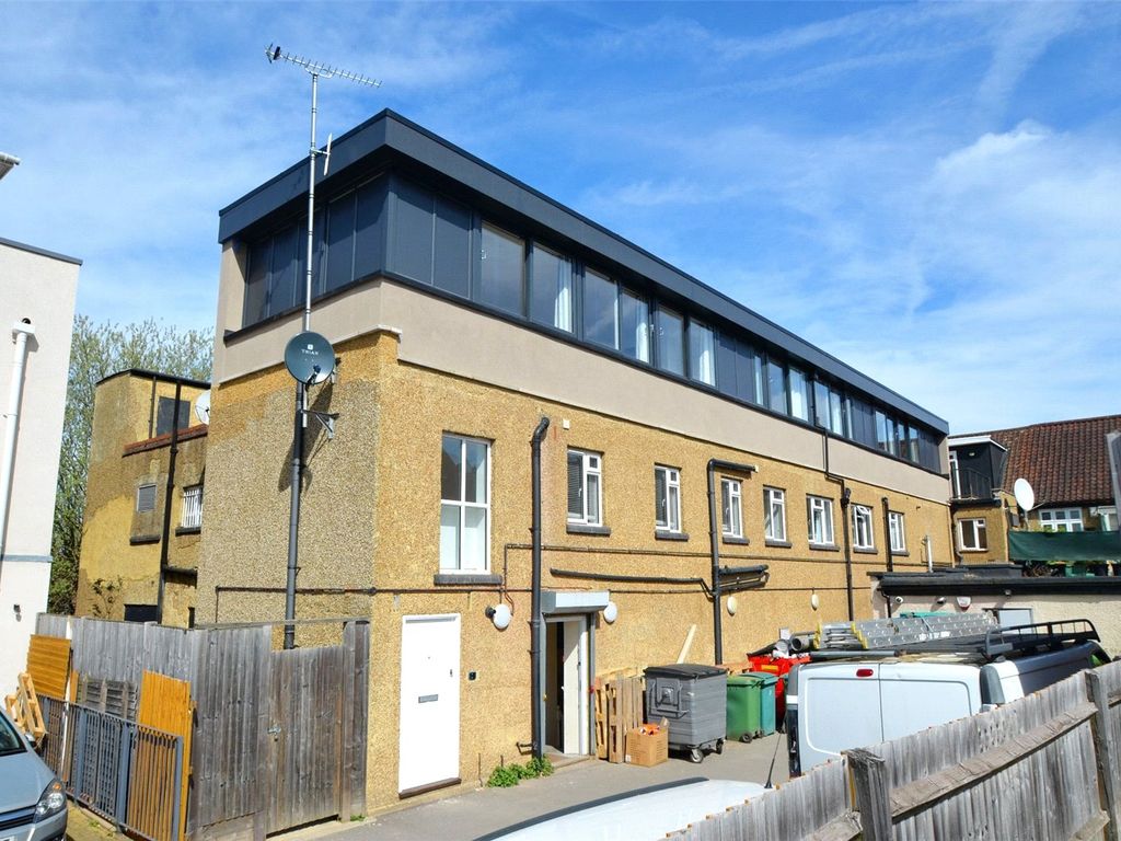 1 bed flat to rent in Central Road, Worcester Park, Surrey KT4, £1,295