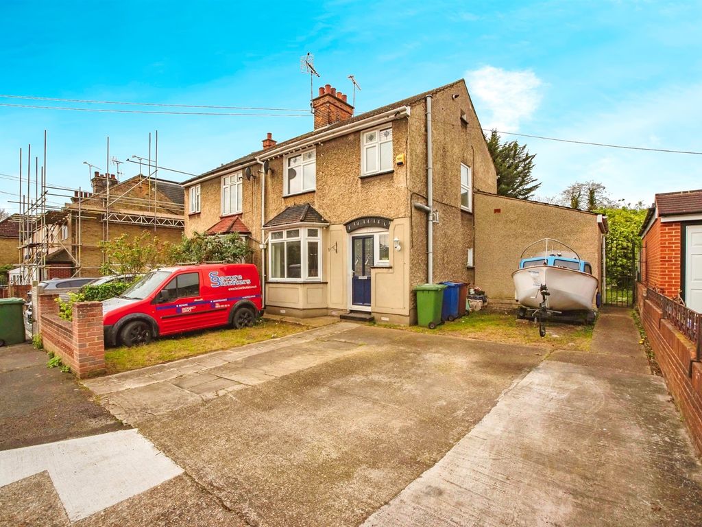 3 bed semidetached house for sale in Richmond Road, Grays RM17, £