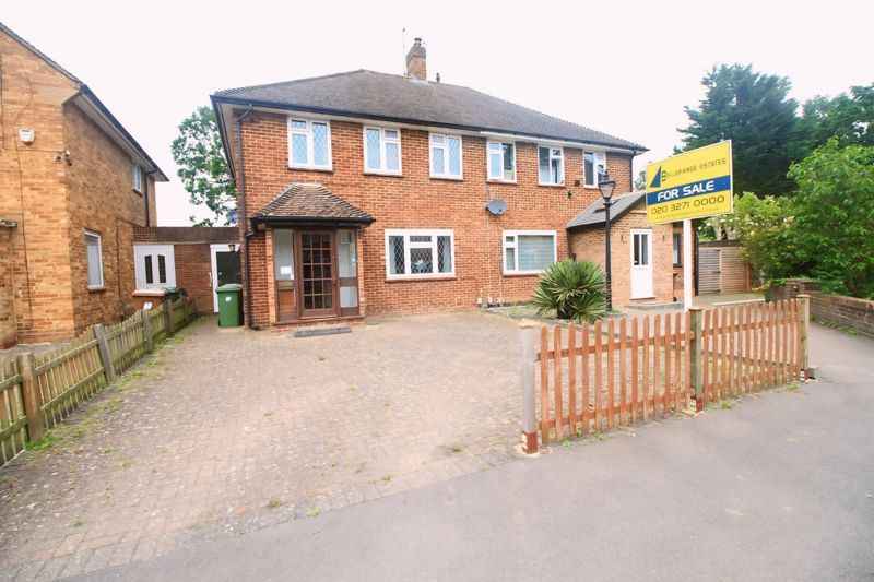 3 bed semidetached house for sale in Highwood Avenue, North Bushey