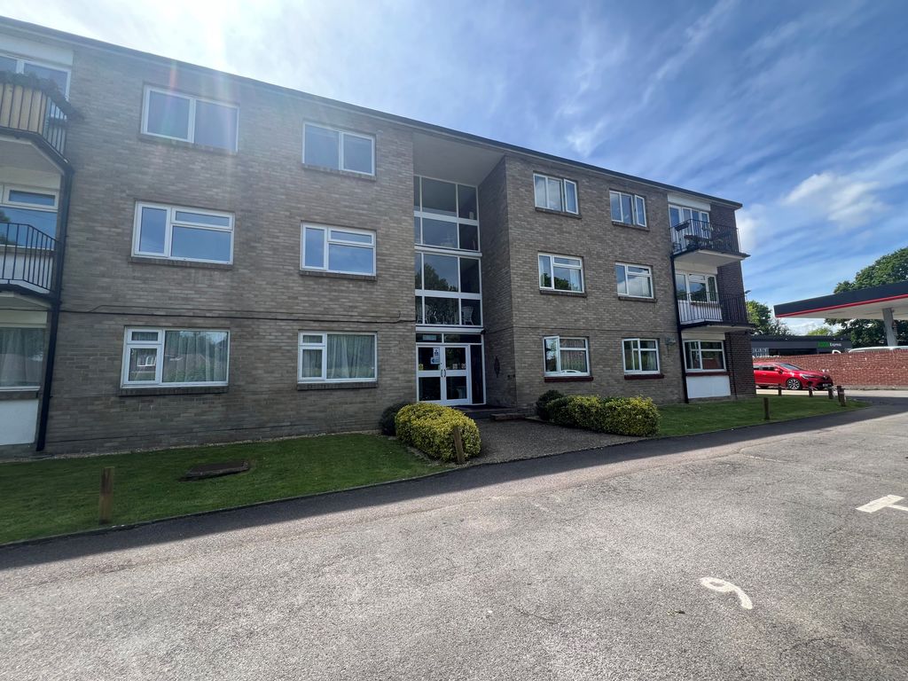 2 bed flat to rent in Oak Road, Fareham PO15, £1,100 pcm Zoopla