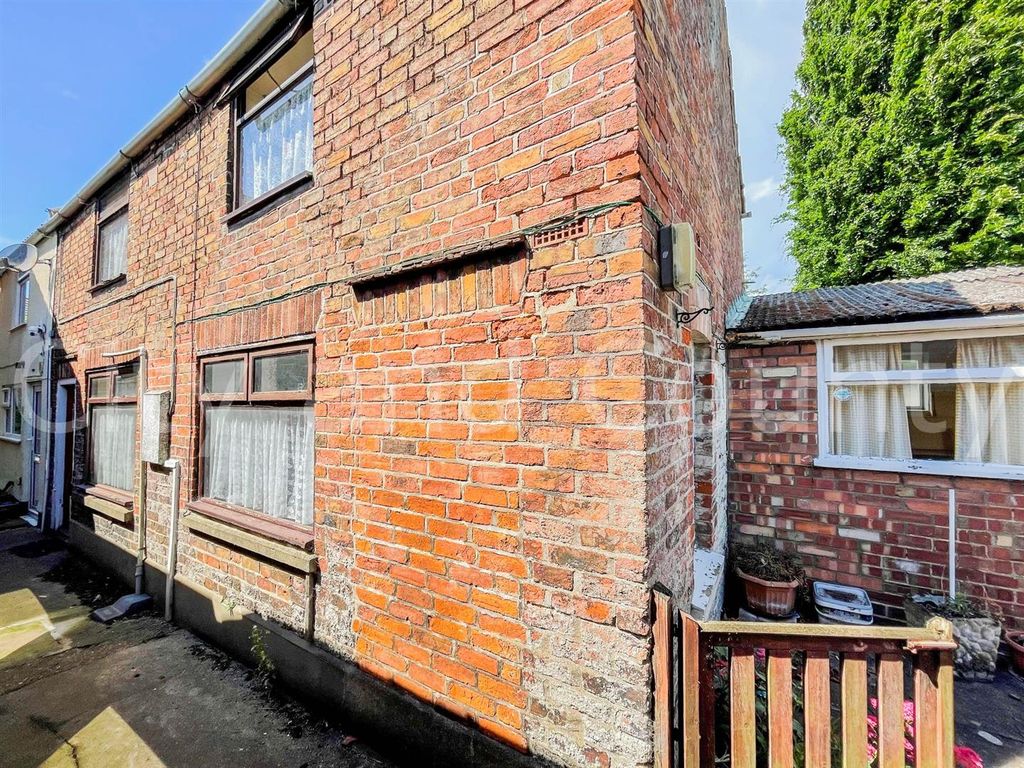 2 bed terraced house for sale in Reform Street, Crowland, Peterborough