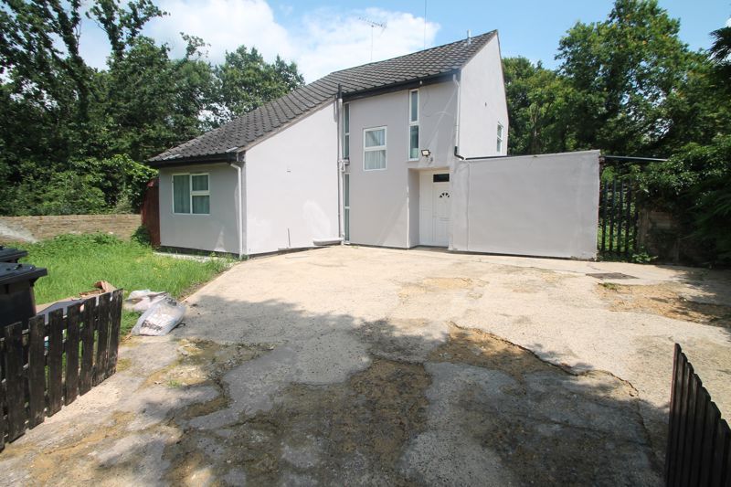 6 bed detached house for sale in Kingston Lane, Uxbridge UB8, £650,000