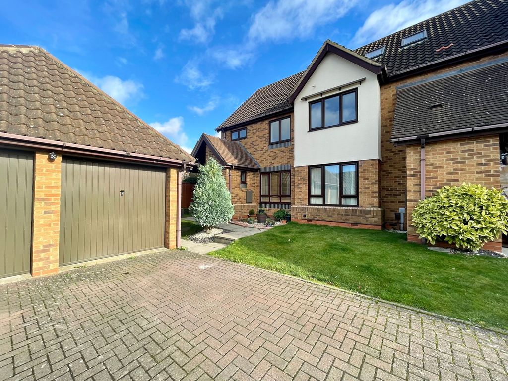 3 bed semidetached house to rent in Curlew Crescent, Royston SG8, £