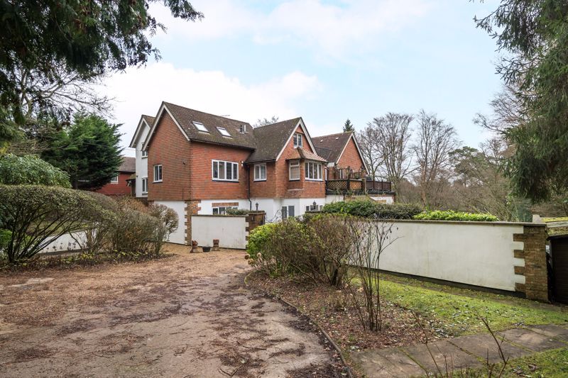 2 bed flat to rent in Hazel Grove, Hindhead GU26, £1,295 pcm Zoopla