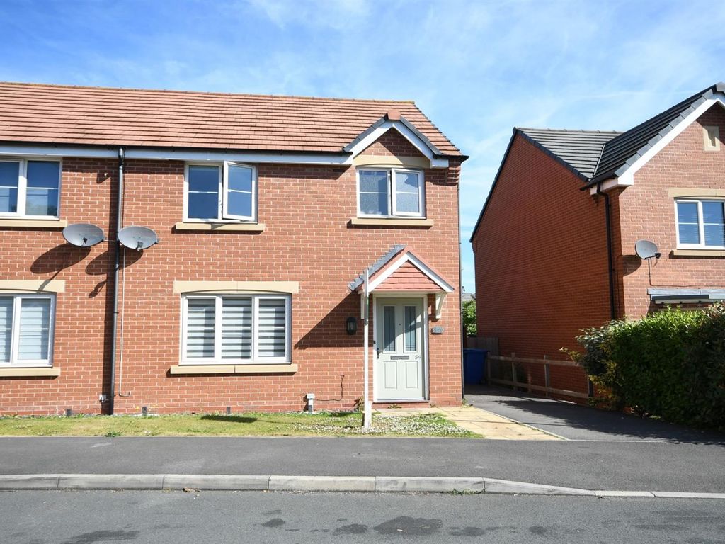 3 bed semidetached house for sale in Manor House Court, Chesterfield