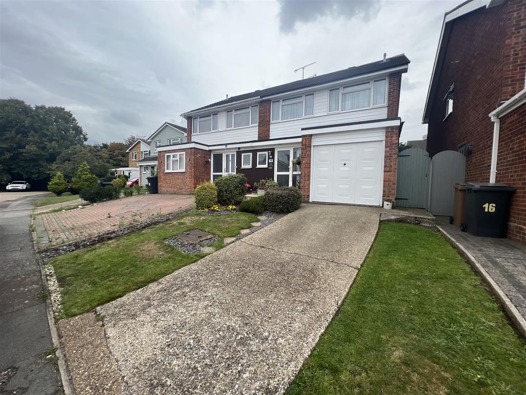 4 bed semidetached house for sale in Riffhams Drive, Great Baddow