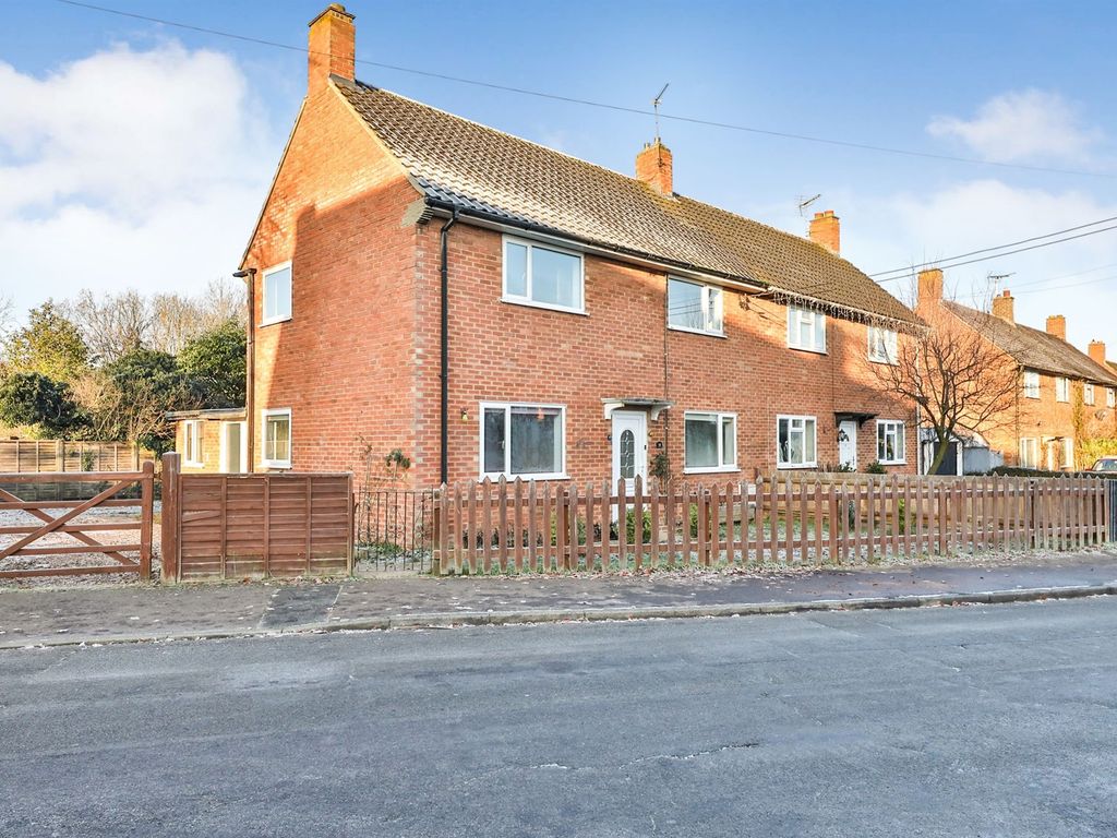 3 bed semidetached house for sale in Stokes Avenue, Watton, Thetford