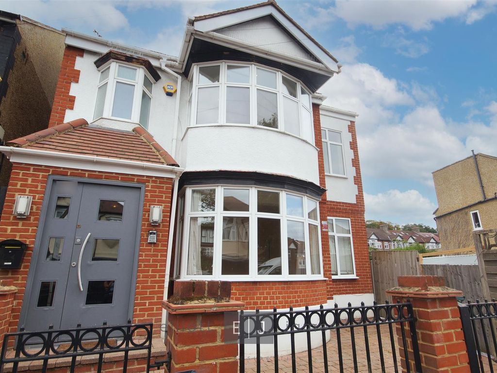 5 bed detached house to rent in Oak Hill Close, Woodford Green IG8 Zoopla