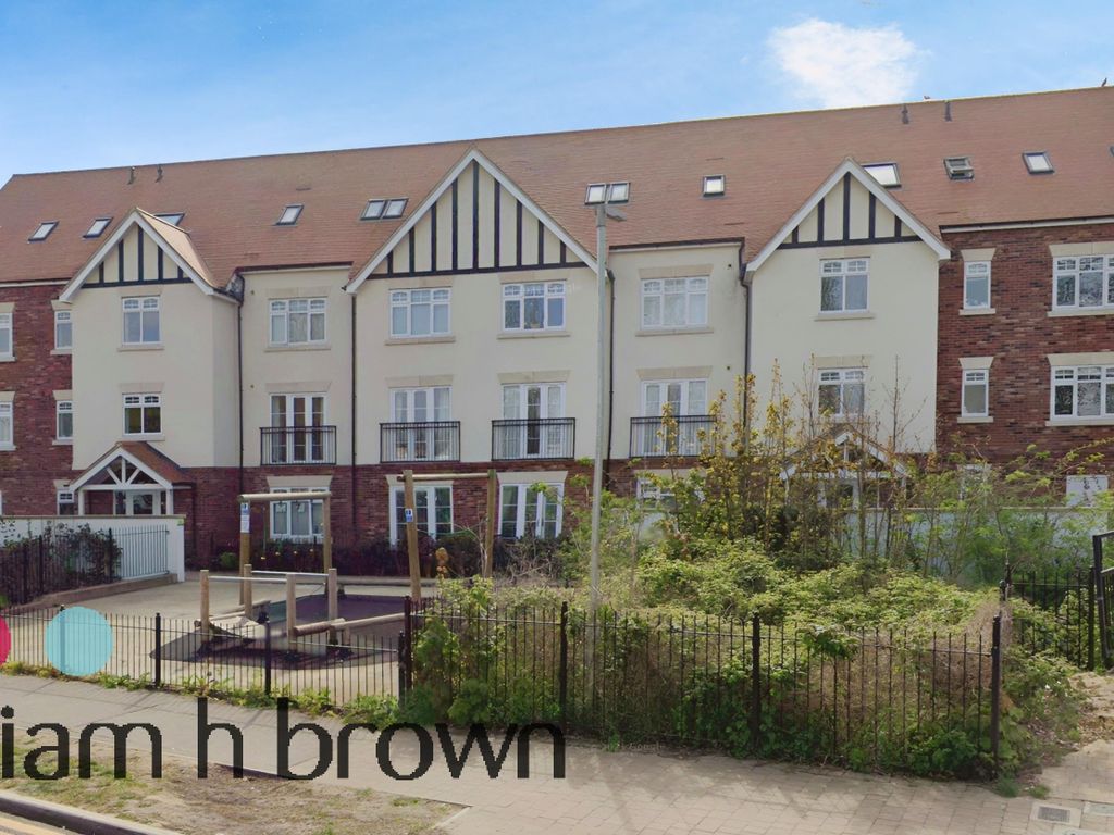 1 bed flat to rent in Albany Court, LeighOnSea SS9, £1,100 pcm Zoopla