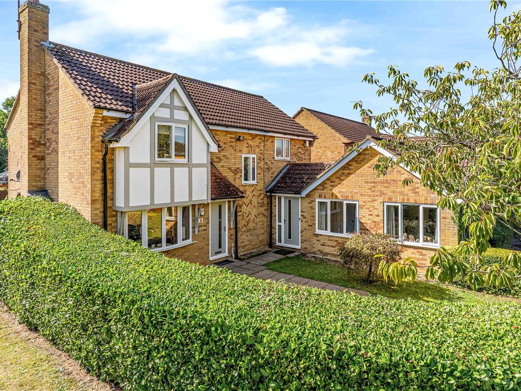 4 bed detached house for sale in Leigh Drive, Elsenham, Essex CM22, £