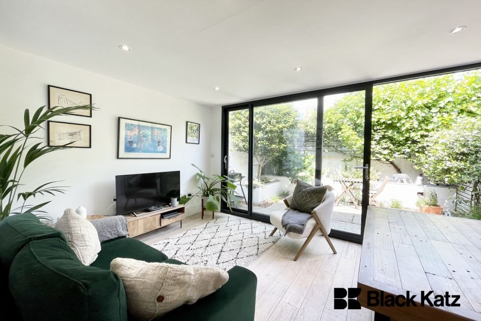 2 bed flat to rent in Gowrie Road, London SW11 Zoopla