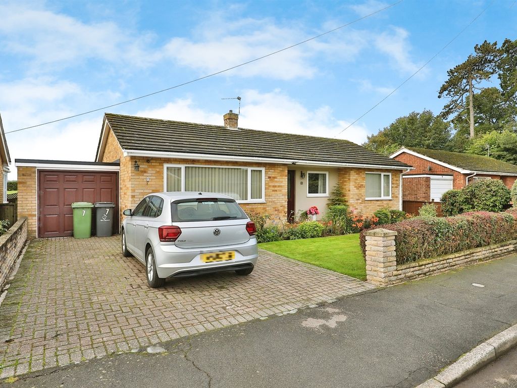 3 bed detached bungalow for sale in Elm Close, Yaxham, Dereham NR19, £