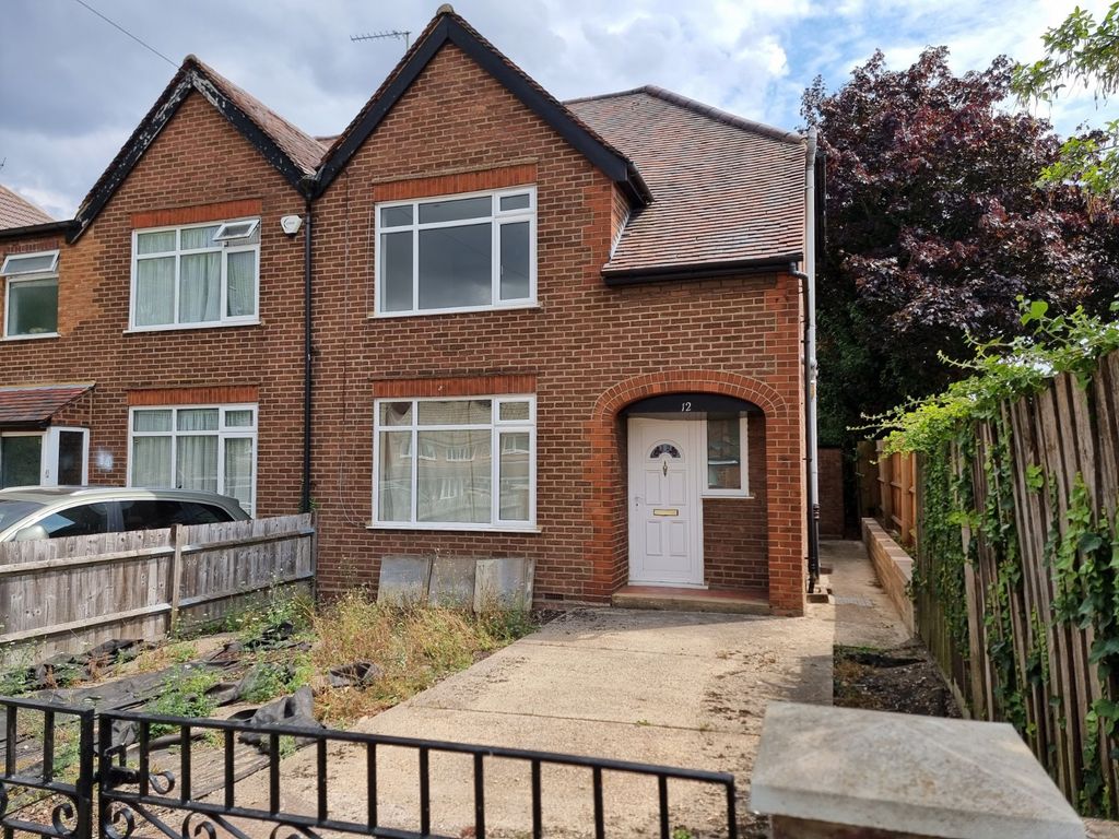 3 bed semidetached house for sale in Halfmoon Lane, Dunstable