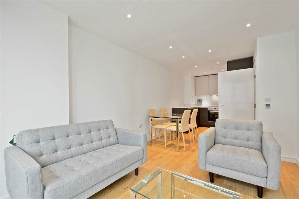 1 bed flat to rent in Pinnacle Apartments, Saffron Central Square