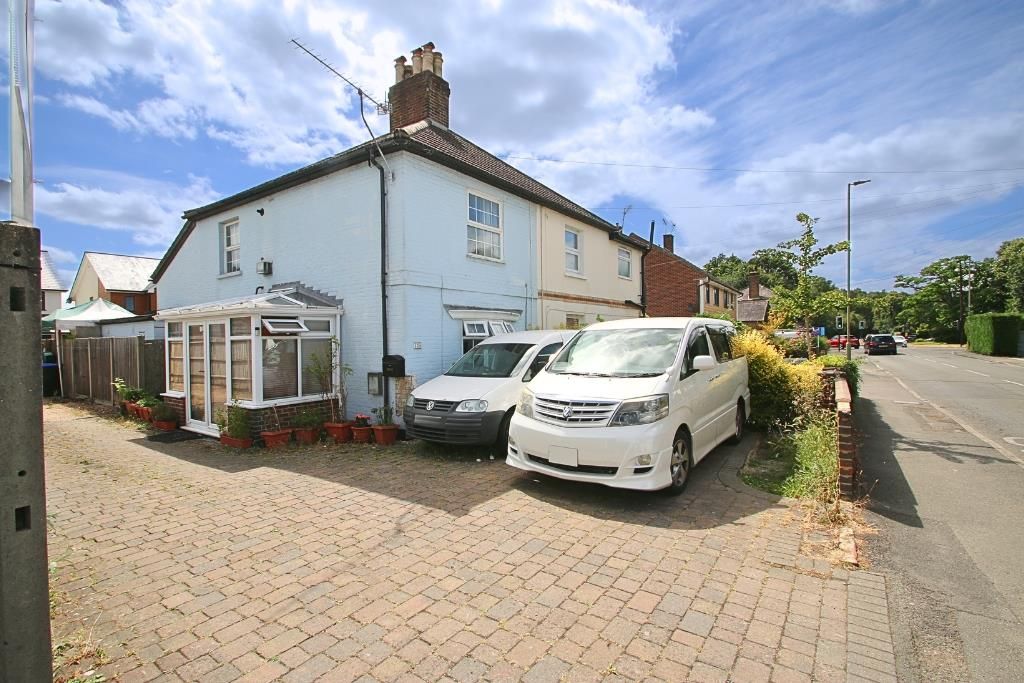 3 bed semidetached house for sale in High Street, Knaphill, Woking