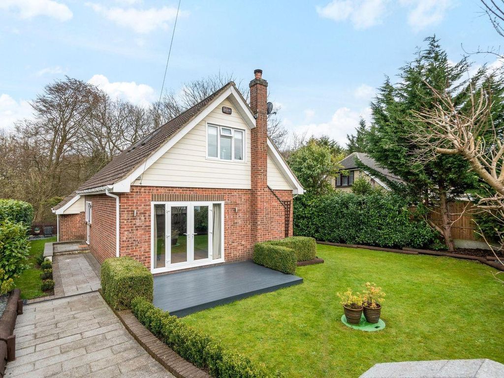 4 bed detached bungalow for sale in Beechwood Drive, Meopham, Gravesend