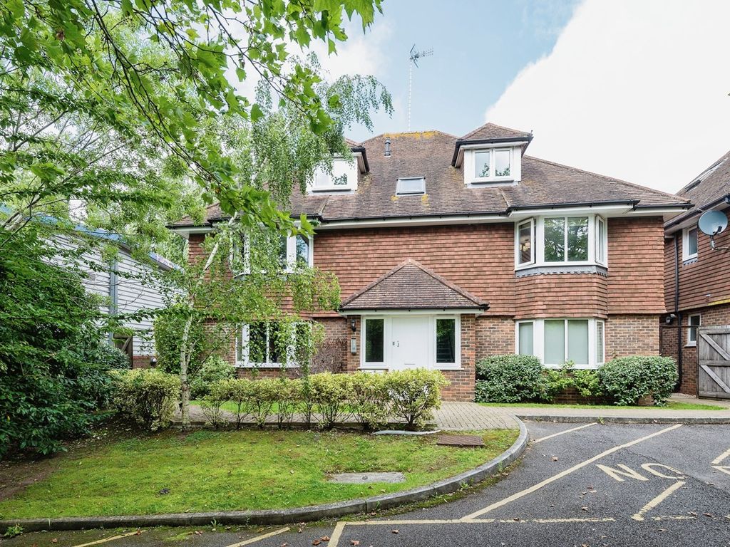 2 bed flat for sale in Randalls Road, Leatherhead KT22, £320,000 Zoopla