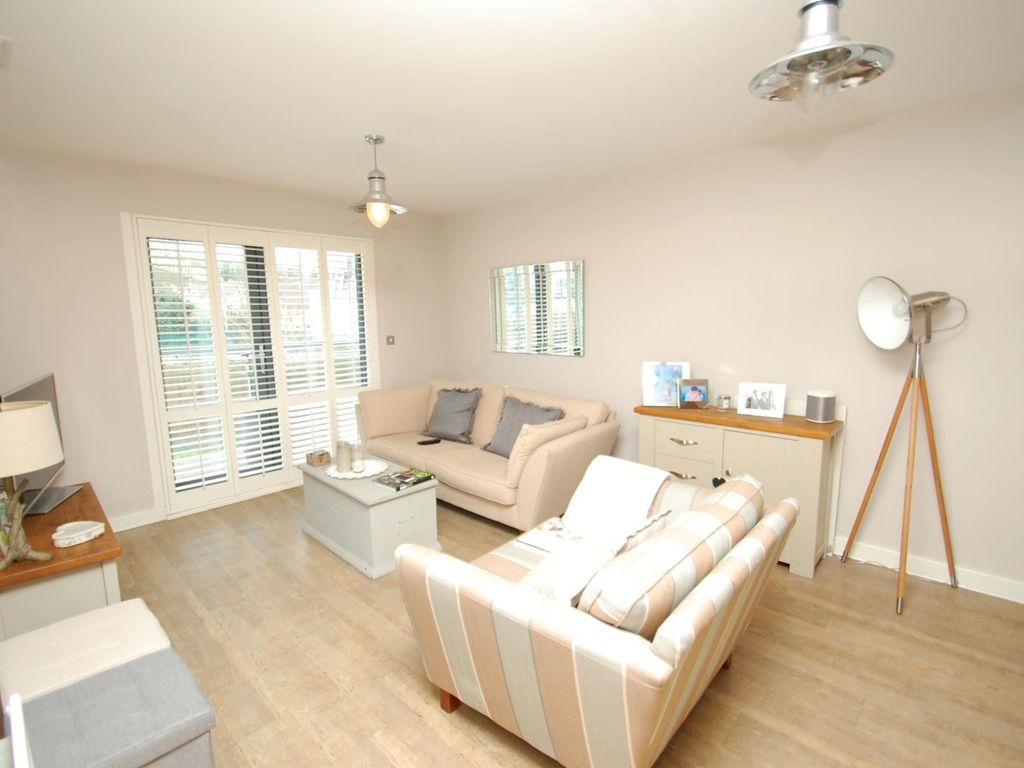 2 bed flat to rent in Adlington House, Rollason Way CM14 Zoopla
