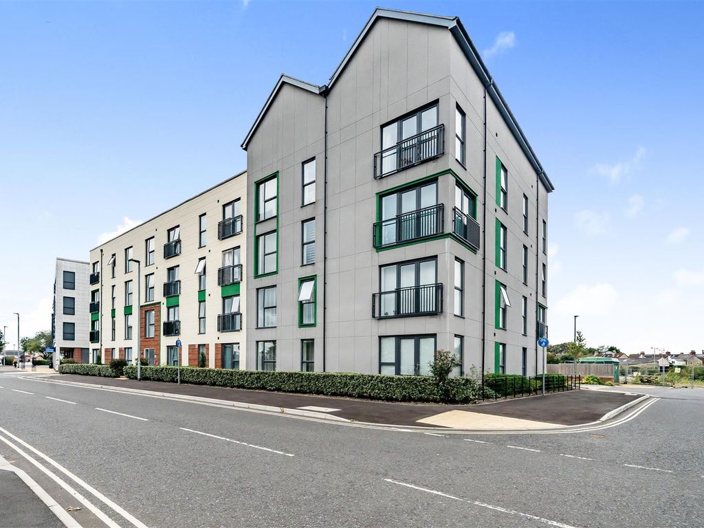 2 bed flat for sale in Foundry Lane, Chippenham SN15, £230,000 Zoopla