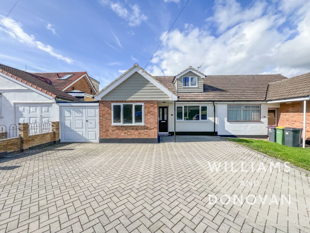 4 bed chalet for sale in Merryfields Avenue, Hockley SS5, £450,000 Zoopla