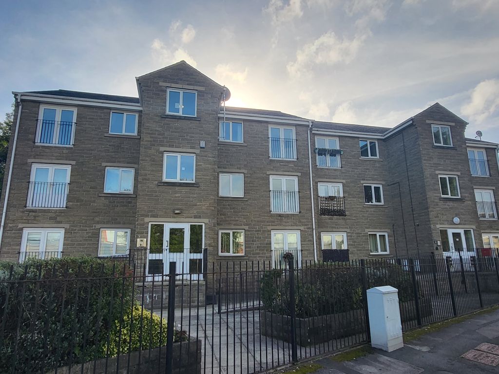 2 bed flat to rent in Balme Road, Gomersal, Cleckheaton BD19, £700 pcm